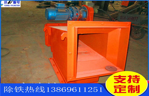 海南超強磁液體管道除鐵器_海南超強磁液體管道除鐵器批發(fā)價格_使用說明書原理型號，強磁除鐵器中的核心部件永磁體是以釹鐵硼稀土材料加工而的，很多人好奇那么除鐵器中的永磁體的磁性到底能維持多久呢?若是照正常的存儲條件的話，永磁鐵10年時間損失的磁場強度也不應(yīng)該超出1%。不過實際使用中，卻是有如下情況會大大加速強磁除鐵器磁力的衰減速度：  一、海南超強磁液體管道除鐵器_海南超強磁液體管道除鐵器批發(fā)價格_使用說明書原理型號  1、 過高的溫度：強磁除鐵器所處的周圍環(huán)境溫度如果高于釹鐵硼材料的穩(wěn)定溫度范圍就會加速其失磁，熱量會顯著降低永磁體的磁性。標準的釹鐵硼稀土材料的最高穩(wěn)定溫度為80℃。耐高溫永磁體一般在140℃。而鋁鎳鈷永磁體的最高使用溫度能都達到540℃，釤鈷永磁體及鐵氧體差不多是300℃。  3、 物理損傷：強磁除鐵器所用永磁材料的物料特性決定了，其整體是較為脆弱的，若是受到外力的撞擊很容易出現(xiàn)斷裂。受到外力損傷破損之后的釹鐵硼永磁體，磁性將會下降。  3、 焊接工藝：強磁除鐵器制造或安裝時永磁體周圍的焊接操作也會導(dǎo)致其磁性能下降，這一般是因為焊接過程中產(chǎn)生的熱量或電流所導(dǎo)致的。  4、 有液體侵蝕：若是強磁除鐵器的外殼受損，潮濕的空氣就有可能進入設(shè)備內(nèi)，跟永磁鐵的鍍層相接觸，久而久之就會讓磁性材料產(chǎn)生氧化，進而造成其磁性能的衰減。