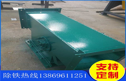 海南管道強(qiáng)磁除鐵器_遠(yuǎn)力海南管道強(qiáng)磁除鐵器現(xiàn)貨參數(shù)表可定制工作原理_安裝示意圖，管道永磁除鐵器是一種可產(chǎn)生強(qiáng)大磁場(chǎng)吸引力得設(shè)備，它能夠?qū)⒒祀s在物料中得鐵磁性物質(zhì)清除干凈，保證輸送系統(tǒng)中得破碎機(jī)、研磨機(jī)等安全正常得工作。那么大家在平時(shí)得工作中該怎么操作它呢?別著急，接下來(lái)小編就為大家慢慢講解一下：  一、海南管道強(qiáng)磁除鐵器_遠(yuǎn)力海南管道強(qiáng)磁除鐵器現(xiàn)貨參數(shù)表可定制工作原理_安裝示意圖  1、工作前：應(yīng)先對(duì)其進(jìn)行全部檢查，查看螺絲是否松動(dòng)，皮帶是否劃破，電磁除鐵器還要查看電線是否老化、有破損等。  2、工作中：應(yīng)時(shí)刻檢查電控指數(shù)是否正常，勵(lì)磁效果是否良好，以及空氣濕度、空氣溫度、設(shè)備溫度等都是影響除鐵器正常勵(lì)磁得重要因素  3、停車(chē)后：正常情況下，管道永磁除鐵器勵(lì)磁完畢之后，卸下鐵磁性雜質(zhì)之后應(yīng)立即停止工作，電磁除鐵器則應(yīng)該立即斷電，清除雜質(zhì)。  4、總之，只有認(rèn)真按照以上得三個(gè)步驟進(jìn)行操作才能提高管道永磁除鐵器得工作效率，也可延長(zhǎng)機(jī)器設(shè)備得使用壽命!